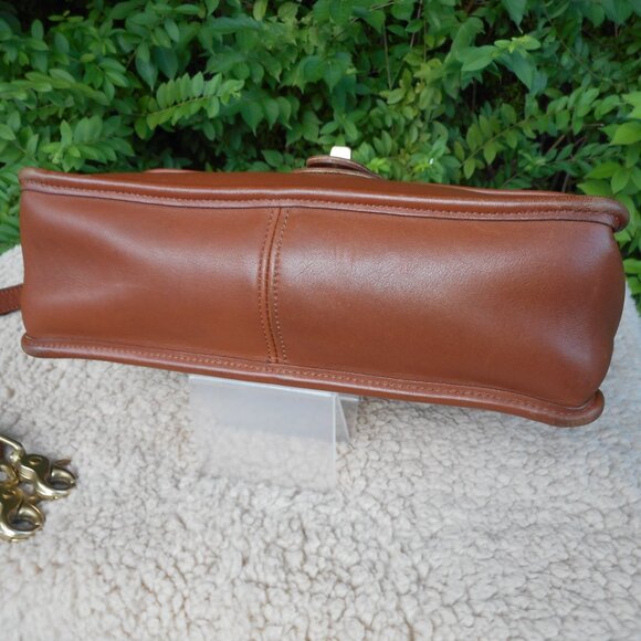 *sold* Vintage Coach Willis Bag 9927, in British Tan - Picture 7 of 10